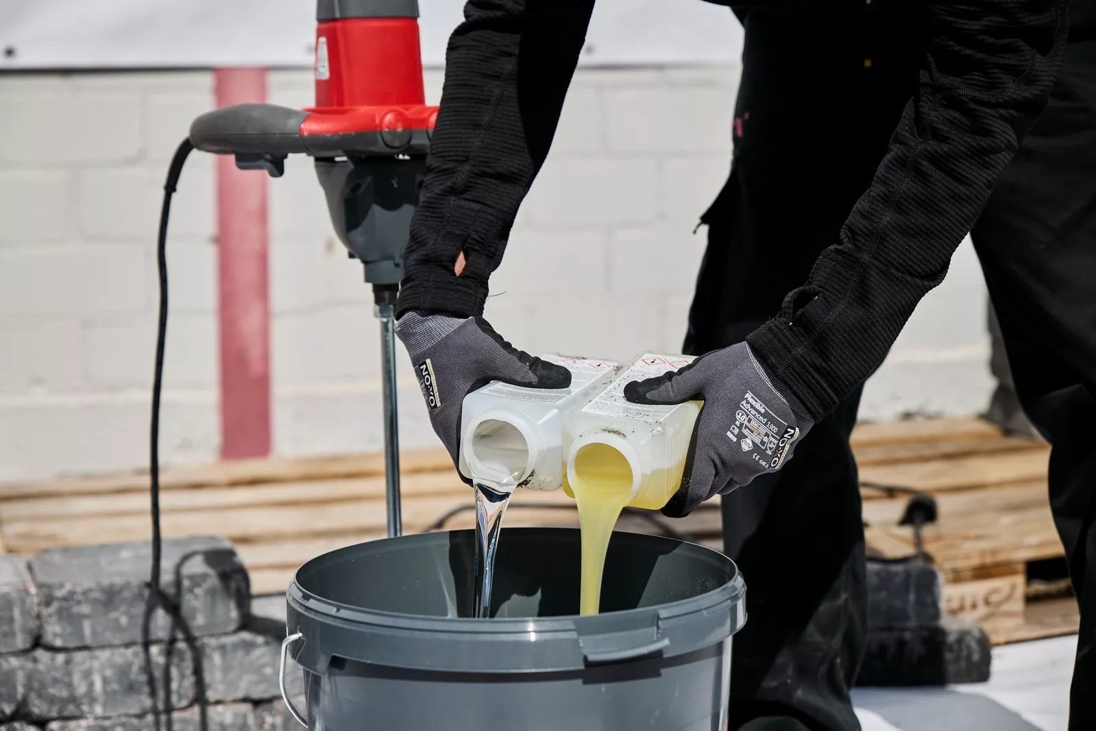 Mix all components in a bucket or gravity
mixer
